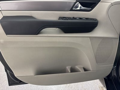 2012 Volkswagen Routan SE